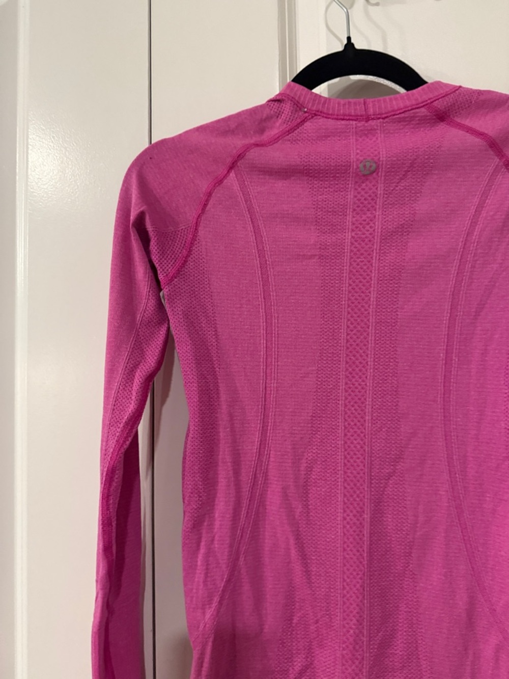 Lightly worn lululemon Women's Long-Sleeve Seamless Active Top - Hot Pink size 4 - Picture 11 of 13